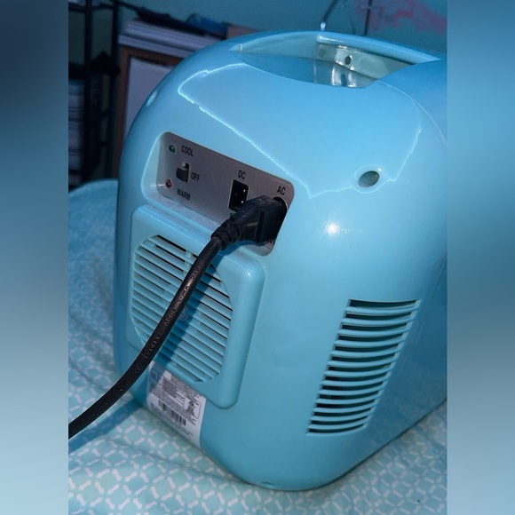 A teal mini fridge that will keep your drinks cold for a while! - Picture 4 of 4